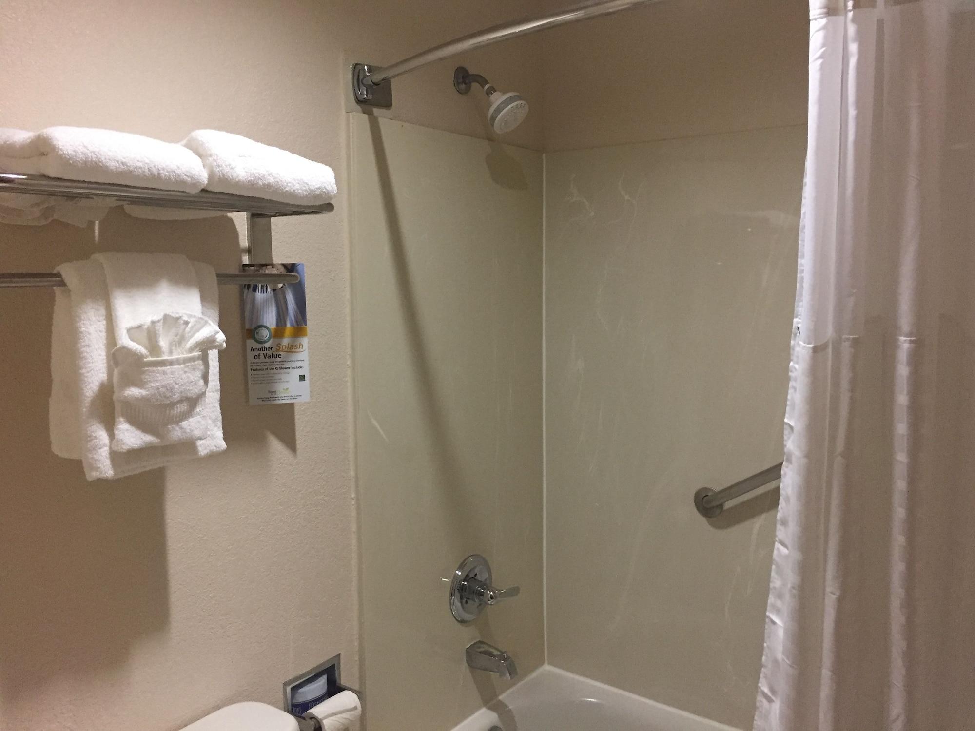 Hotel Quality Kansas International Airport 3*