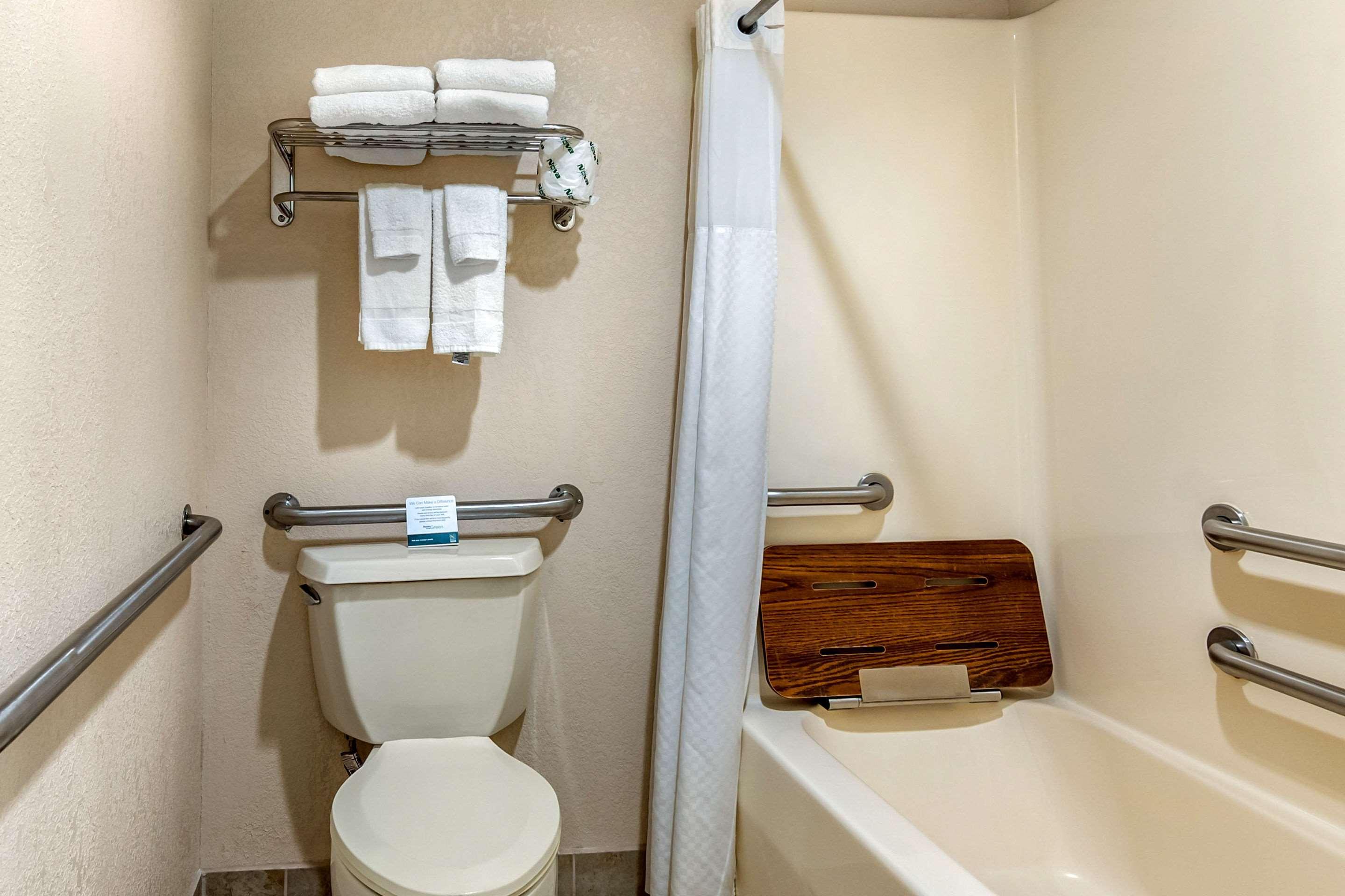Quality Kansas International Airport Hotel 3*