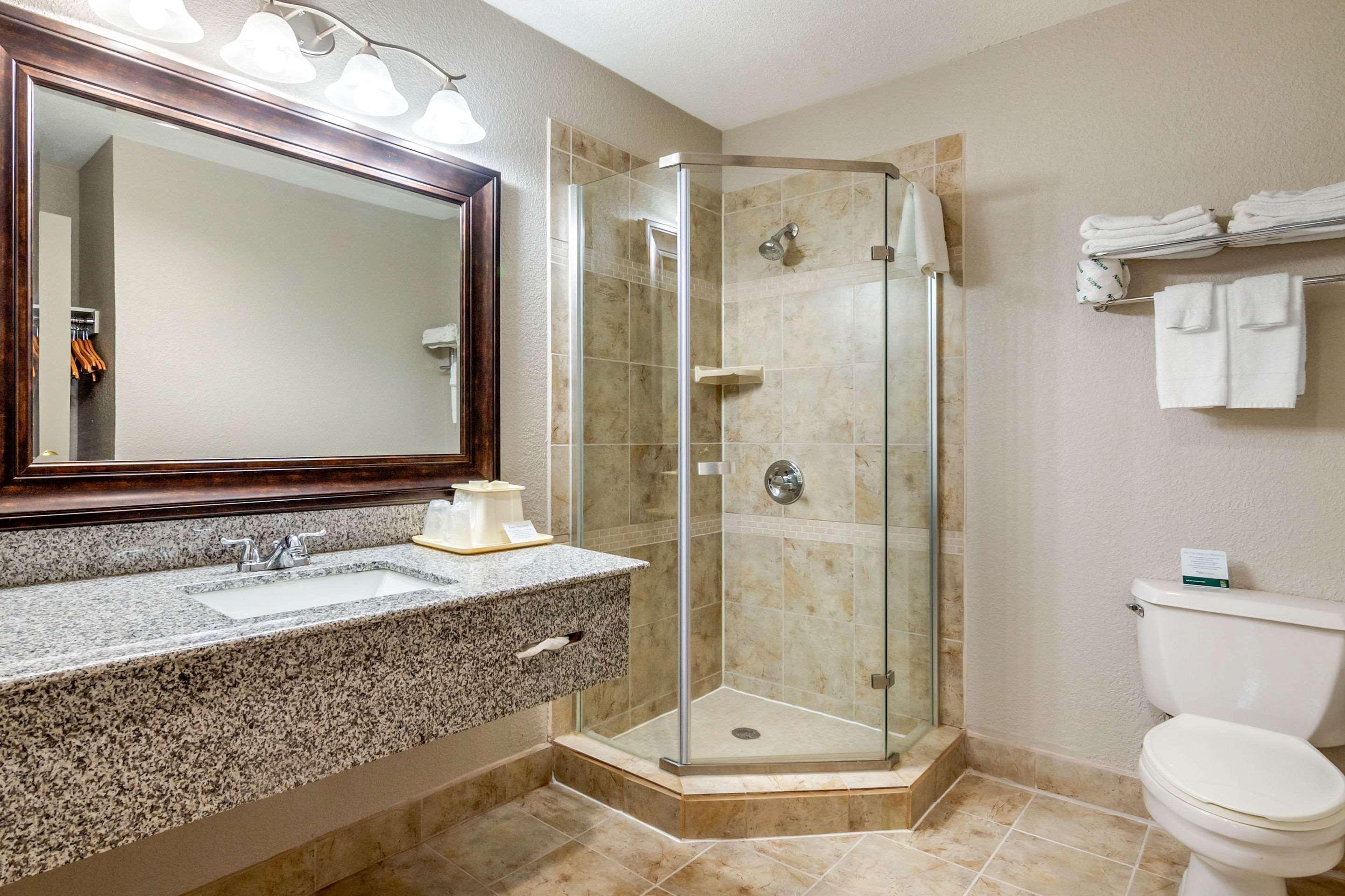 Quality Kansas International Airport 3*
