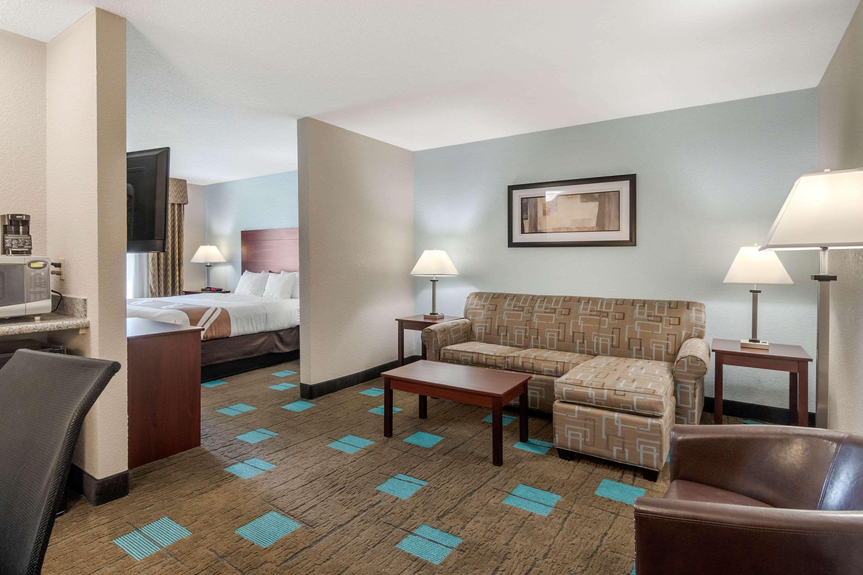Quality Kansas International Airport 3*