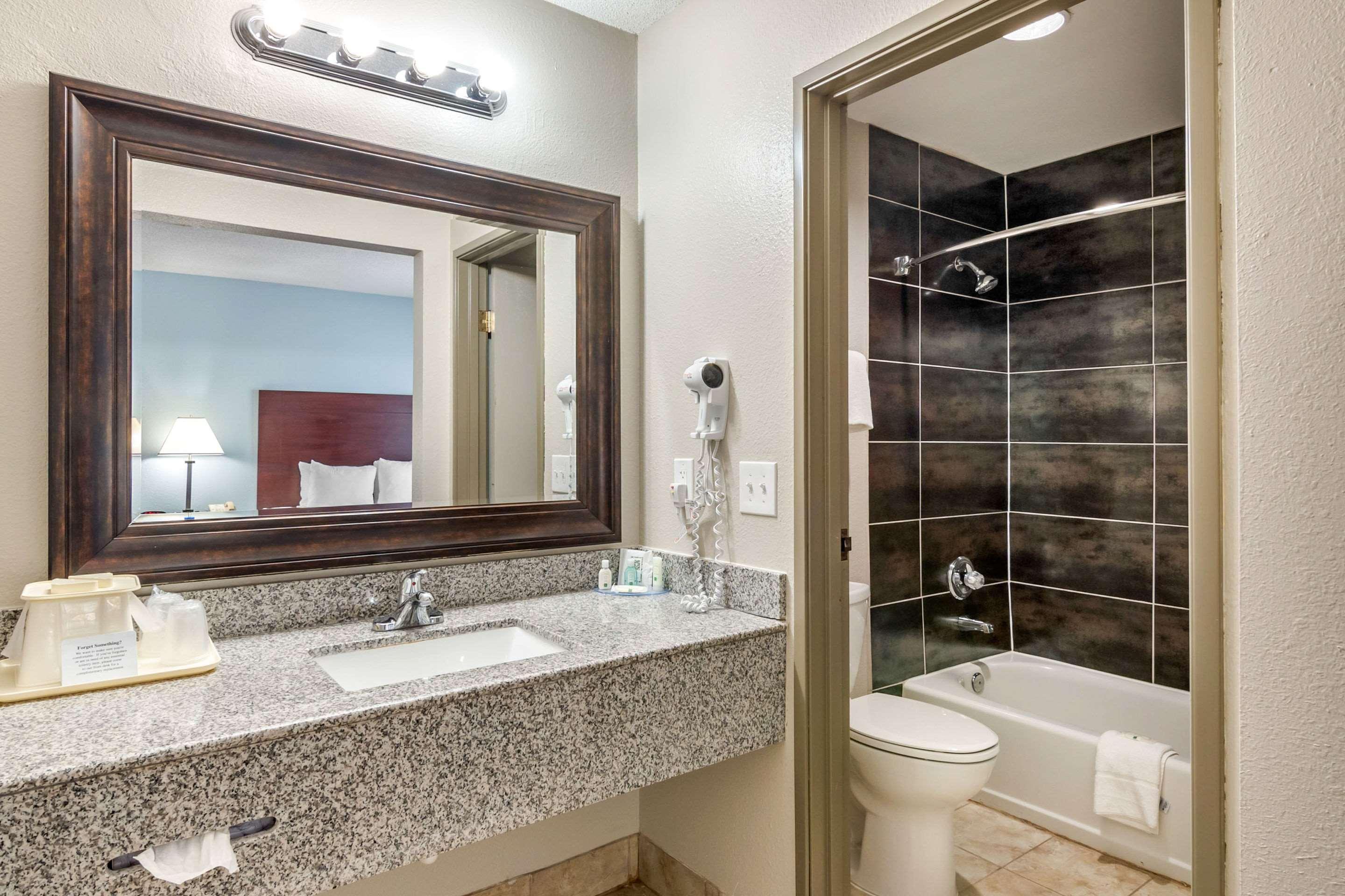 Quality Kansas International Airport Hotel 3*