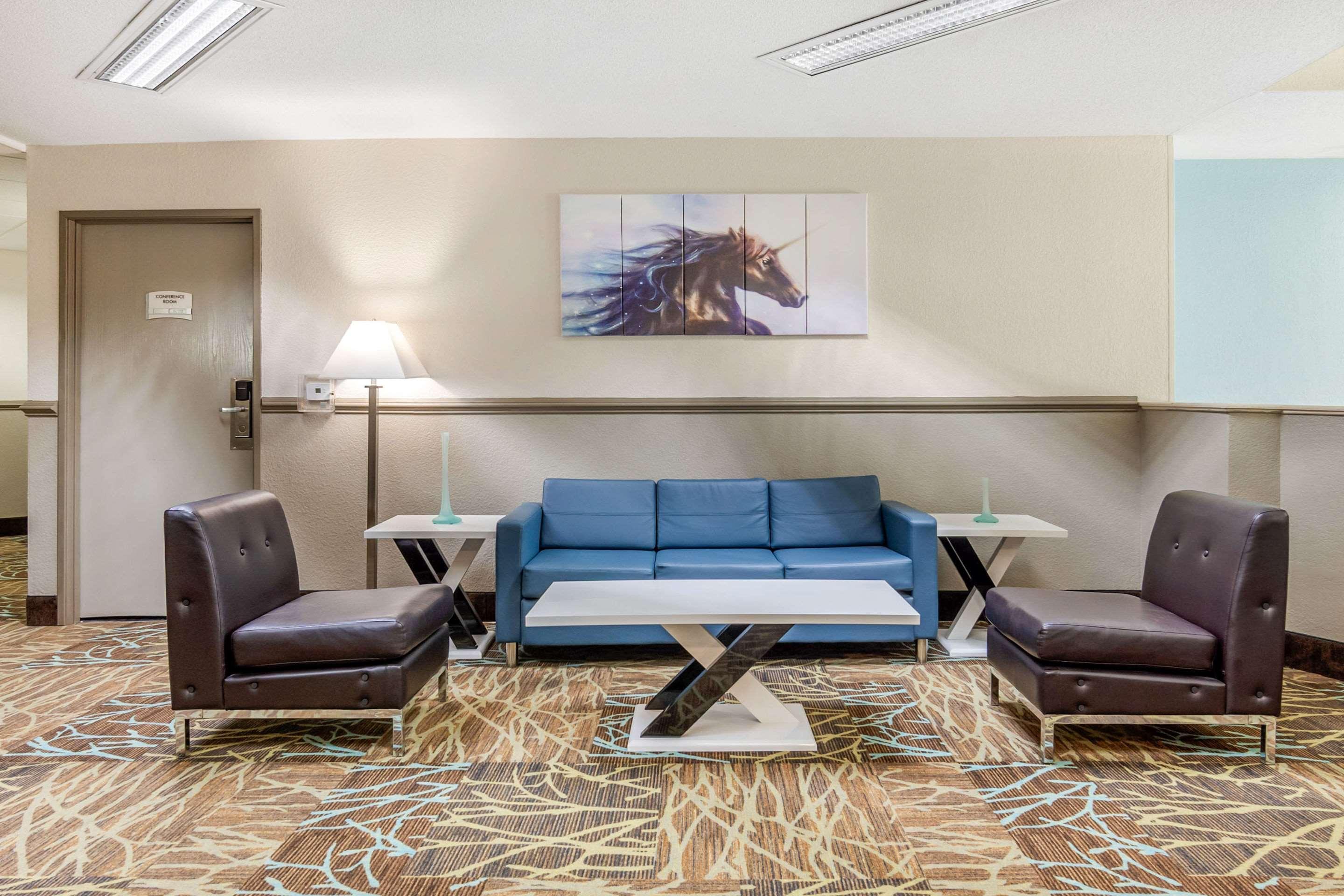 Quality Kansas International Airport 3*