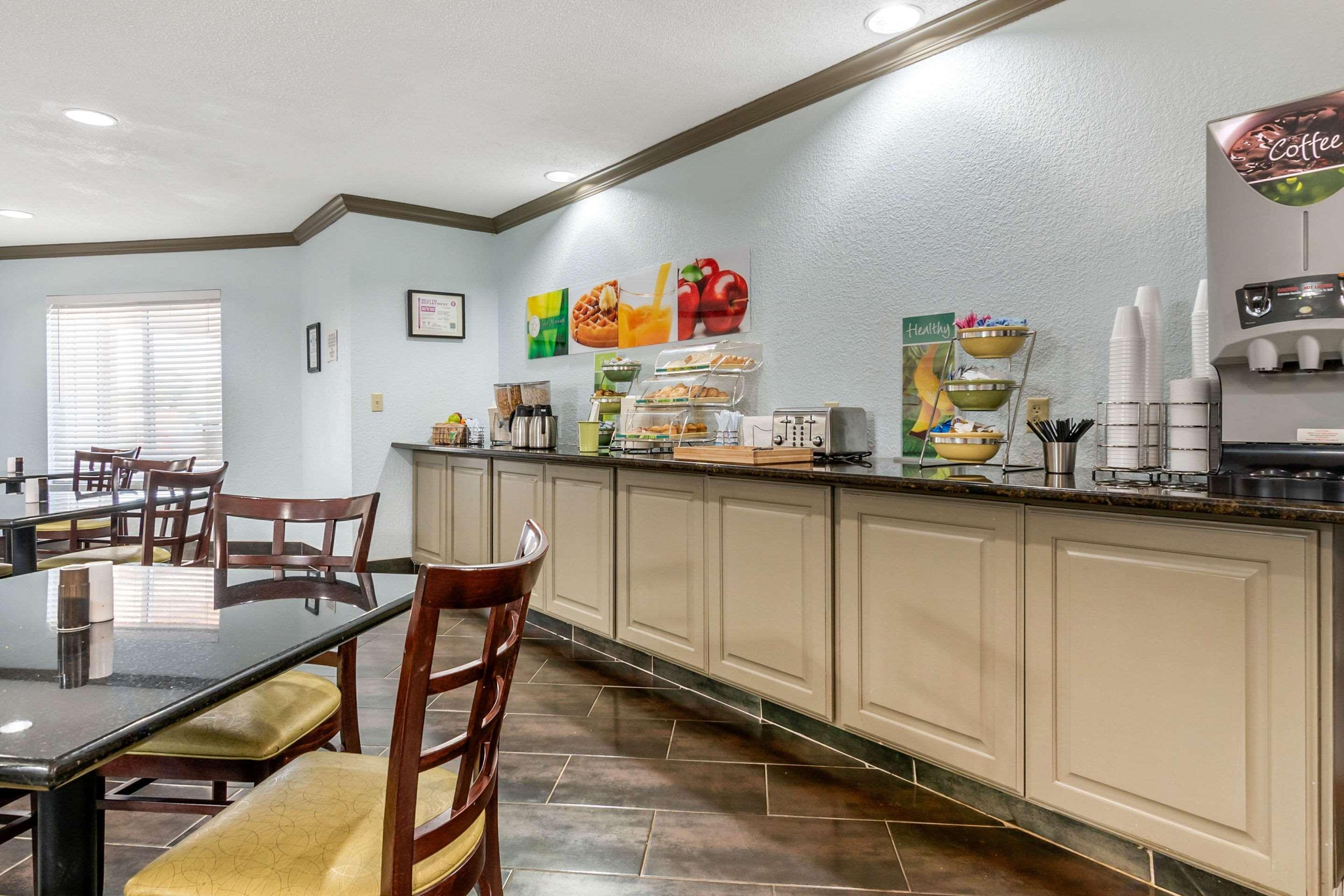 Quality Kansas International Airport Hotel 3*