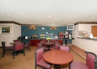 Quality Kansas International Airport Hotel 3*