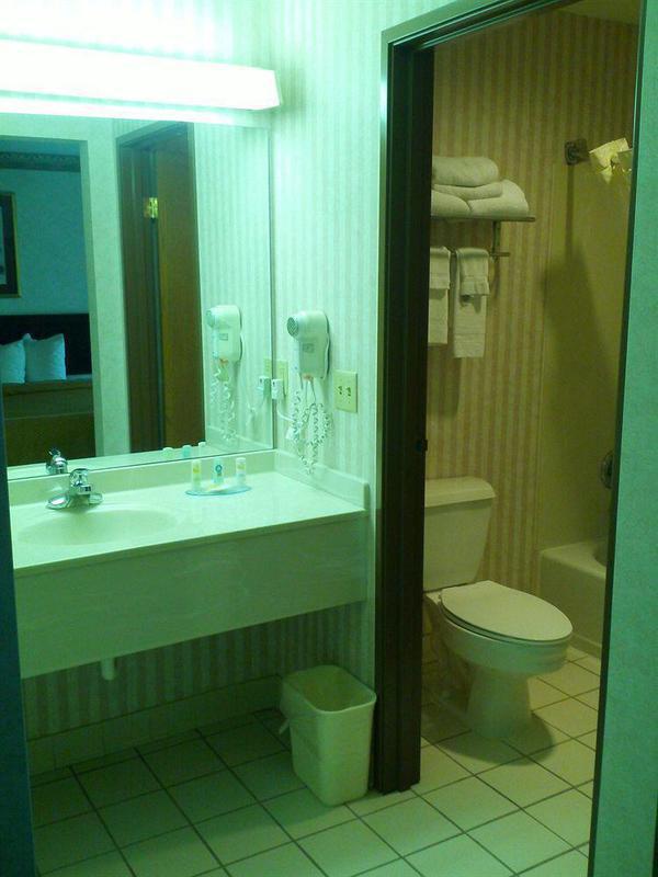 Quality Kansas International Airport Hotel